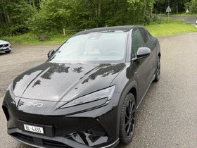 mit schwarzen Felgen